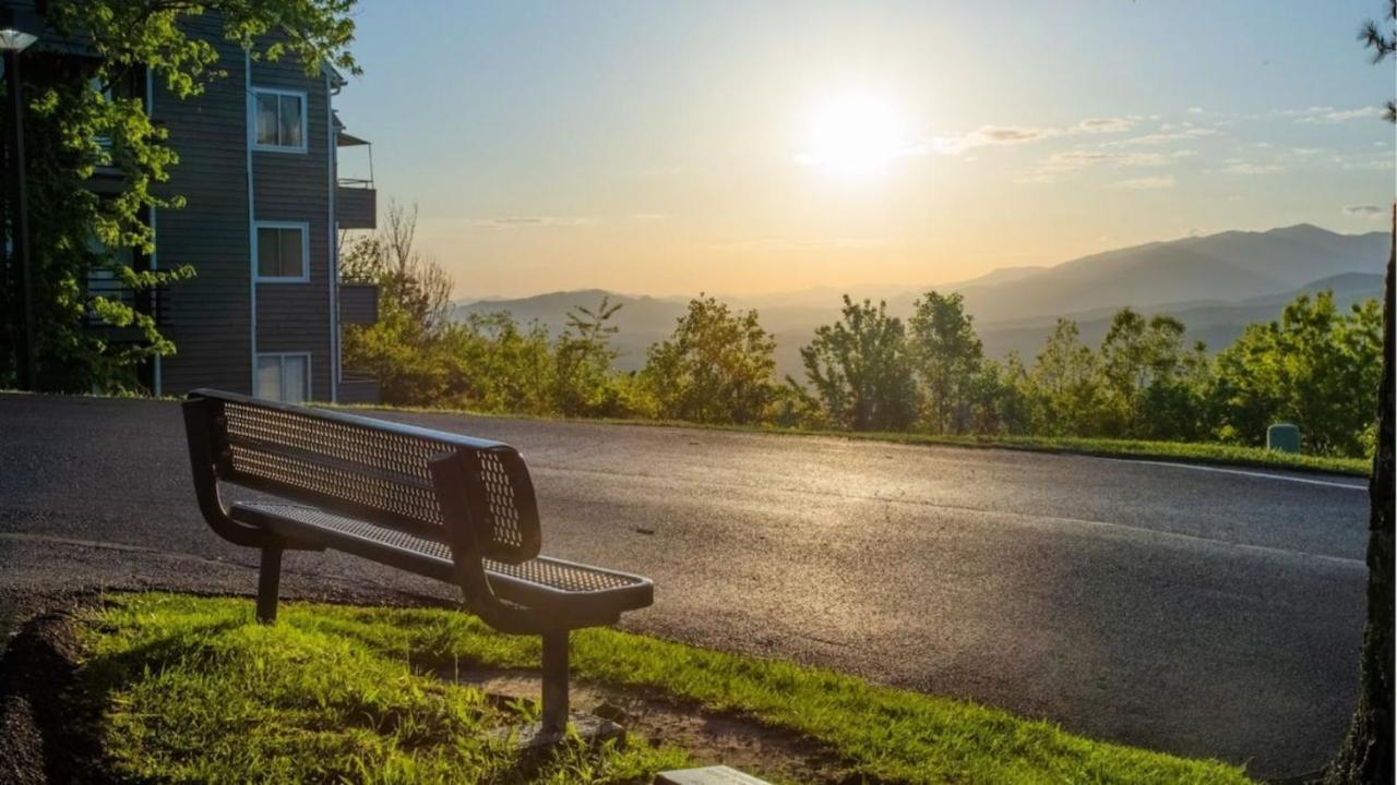 Sky High Views!!-Peak Mountaintop-Outdoor Pool-Close To Downtown-Private Balcony-Wifi-Cable Гатлинбург Экстерьер фото